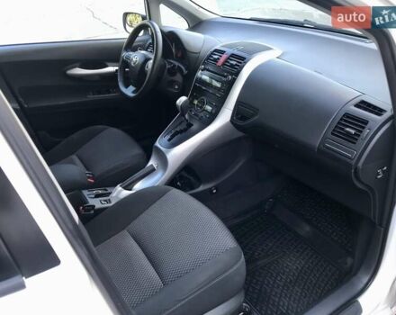 Белый Тойота Аурис, объемом двигателя 1.6 л и пробегом 146 тыс. км за 9900 $, фото 52 на Automoto.ua