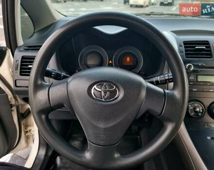Білий Тойота Ауріс, об'ємом двигуна 1.6 л та пробігом 247 тис. км за 7350 $, фото 15 на Automoto.ua