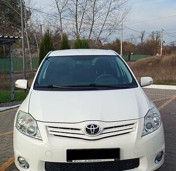 Білий Тойота Ауріс, об'ємом двигуна 1.6 л та пробігом 96 тис. км за 10600 $, фото 1 на Automoto.ua