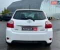 Белый Тойота Аурис, объемом двигателя 1.4 л и пробегом 179 тыс. км за 7000 $, фото 5 на Automoto.ua