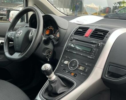 Белый Тойота Аурис, объемом двигателя 1.4 л и пробегом 179 тыс. км за 8490 $, фото 15 на Automoto.ua