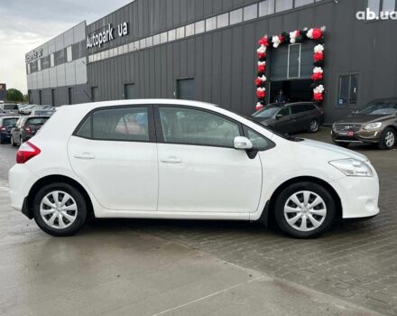 Белый Тойота Аурис, объемом двигателя 1.4 л и пробегом 179 тыс. км за 8490 $, фото 3 на Automoto.ua