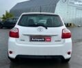 Белый Тойота Аурис, объемом двигателя 1.4 л и пробегом 179 тыс. км за 8490 $, фото 5 на Automoto.ua