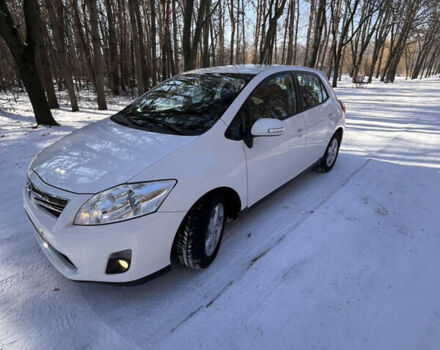 Белый Тойота Аурис, объемом двигателя 1.8 л и пробегом 215 тыс. км за 8800 $, фото 2 на Automoto.ua