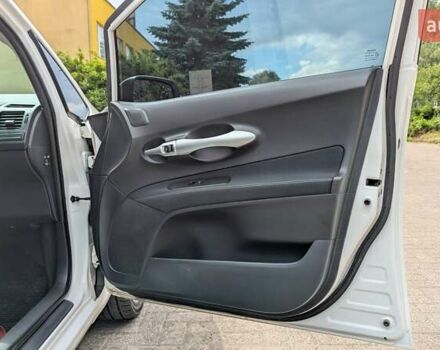 Белый Тойота Аурис, объемом двигателя 1.36 л и пробегом 277 тыс. км за 7500 $, фото 14 на Automoto.ua