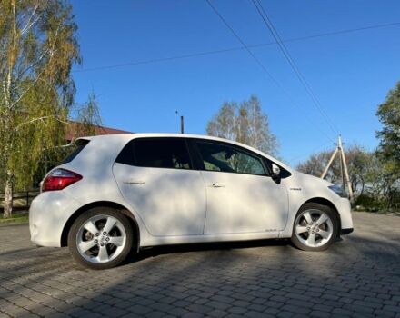 Белый Тойота Аурис, объемом двигателя 1.8 л и пробегом 227 тыс. км за 10000 $, фото 2 на Automoto.ua