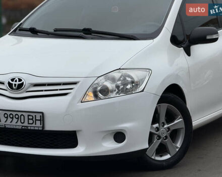 Белый Тойота Аурис, объемом двигателя 1.33 л и пробегом 230 тыс. км за 6500 $, фото 1 на Automoto.ua