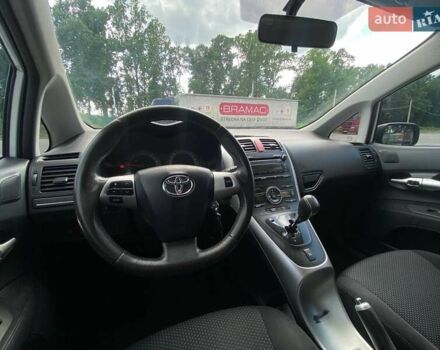 Белый Тойота Аурис, объемом двигателя 1.36 л и пробегом 265 тыс. км за 7790 $, фото 34 на Automoto.ua