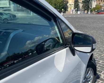 Белый Тойота Аурис, объемом двигателя 1.6 л и пробегом 233 тыс. км за 9000 $, фото 3 на Automoto.ua