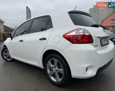 Белый Тойота Аурис, объемом двигателя 1.33 л и пробегом 230 тыс. км за 6500 $, фото 12 на Automoto.ua