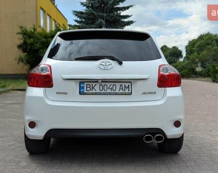 Белый Тойота Аурис, объемом двигателя 1.36 л и пробегом 277 тыс. км за 7500 $, фото 3 на Automoto.ua