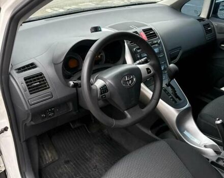 Білий Тойота Ауріс, об'ємом двигуна 1.6 л та пробігом 121 тис. км за 10500 $, фото 6 на Automoto.ua