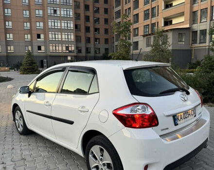 Белый Тойота Аурис, объемом двигателя 1.6 л и пробегом 40 тыс. км за 12500 $, фото 5 на Automoto.ua