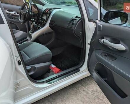 Белый Тойота Аурис, объемом двигателя 1.36 л и пробегом 277 тыс. км за 7500 $, фото 13 на Automoto.ua