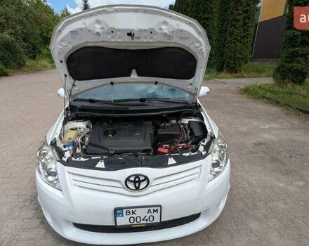 Белый Тойота Аурис, объемом двигателя 1.36 л и пробегом 277 тыс. км за 7500 $, фото 29 на Automoto.ua