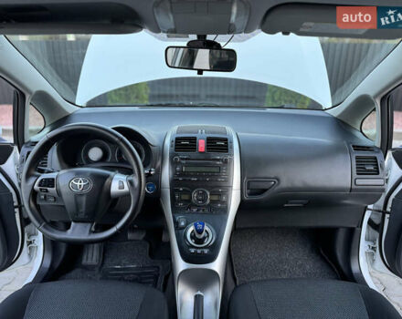 Белый Тойота Аурис, объемом двигателя 1.8 л и пробегом 233 тыс. км за 9000 $, фото 44 на Automoto.ua