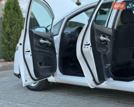 Белый Тойота Аурис, объемом двигателя 1.8 л и пробегом 233 тыс. км за 9000 $, фото 24 на Automoto.ua