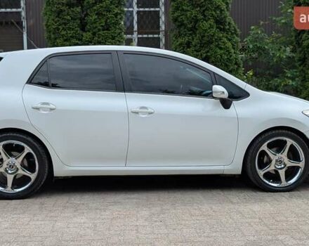 Белый Тойота Аурис, объемом двигателя 1.36 л и пробегом 277 тыс. км за 7500 $, фото 5 на Automoto.ua