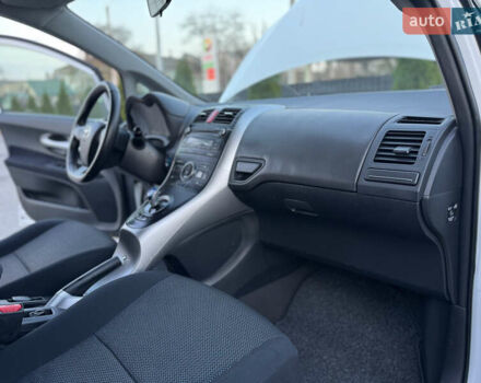 Белый Тойота Аурис, объемом двигателя 1.8 л и пробегом 233 тыс. км за 9000 $, фото 42 на Automoto.ua