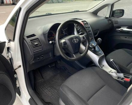 Белый Тойота Аурис, объемом двигателя 1.4 л и пробегом 265 тыс. км за 7790 $, фото 7 на Automoto.ua