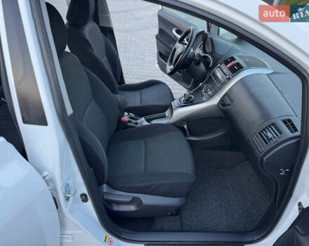 Белый Тойота Аурис, объемом двигателя 1.8 л и пробегом 233 тыс. км за 9000 $, фото 40 на Automoto.ua