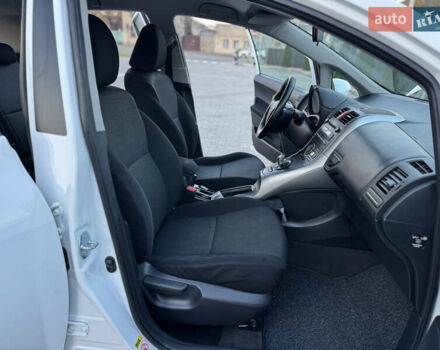 Белый Тойота Аурис, объемом двигателя 1.8 л и пробегом 233 тыс. км за 9000 $, фото 41 на Automoto.ua