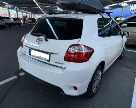 Белый Тойота Аурис, объемом двигателя 0 л и пробегом 135 тыс. км за 10000 $, фото 2 на Automoto.ua