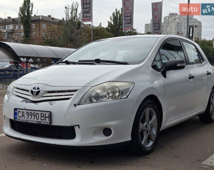 Белый Тойота Аурис, объемом двигателя 1.3 л и пробегом 230 тыс. км за 5999 $, фото 2 на Automoto.ua