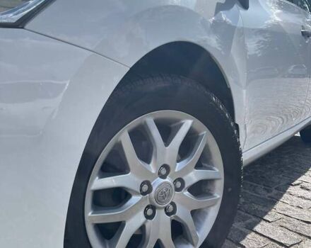 Белый Тойота Аурис, объемом двигателя 1.6 л и пробегом 233 тыс. км за 9000 $, фото 2 на Automoto.ua