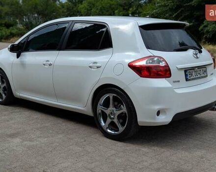 Белый Тойота Аурис, объемом двигателя 1.36 л и пробегом 277 тыс. км за 7500 $, фото 2 на Automoto.ua