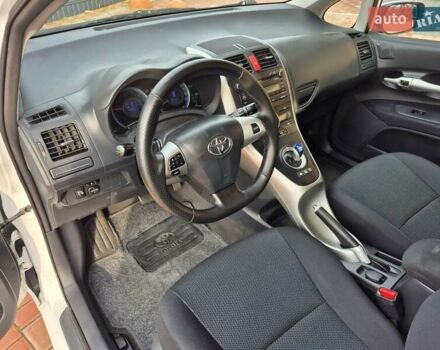 Білий Тойота Ауріс, об'ємом двигуна 1.8 л та пробігом 230 тис. км за 9950 $, фото 23 на Automoto.ua