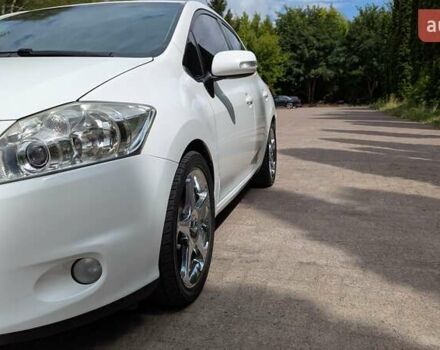 Белый Тойота Аурис, объемом двигателя 1.36 л и пробегом 277 тыс. км за 7500 $, фото 31 на Automoto.ua