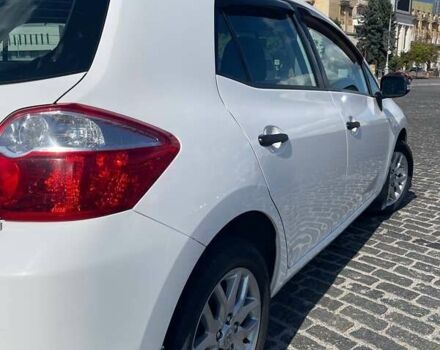 Белый Тойота Аурис, объемом двигателя 1.6 л и пробегом 233 тыс. км за 9000 $, фото 9 на Automoto.ua