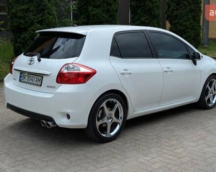 Белый Тойота Аурис, объемом двигателя 1.36 л и пробегом 277 тыс. км за 7500 $, фото 4 на Automoto.ua
