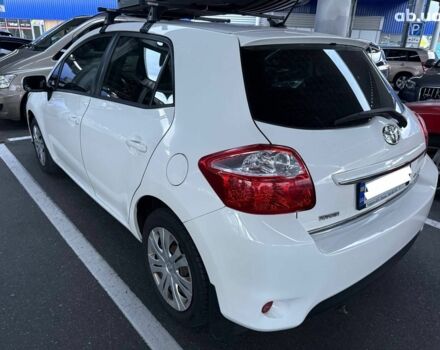 Белый Тойота Аурис, объемом двигателя 0 л и пробегом 135 тыс. км за 10000 $, фото 1 на Automoto.ua