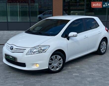 Белый Тойота Аурис, объемом двигателя 1.36 л и пробегом 265 тыс. км за 7790 $, фото 2 на Automoto.ua