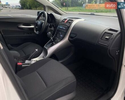 Белый Тойота Аурис, объемом двигателя 1.36 л и пробегом 265 тыс. км за 7790 $, фото 17 на Automoto.ua