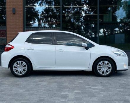 Белый Тойота Аурис, объемом двигателя 1.4 л и пробегом 265 тыс. км за 7790 $, фото 3 на Automoto.ua