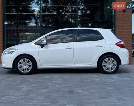 Белый Тойота Аурис, объемом двигателя 1.36 л и пробегом 265 тыс. км за 7790 $, фото 9 на Automoto.ua