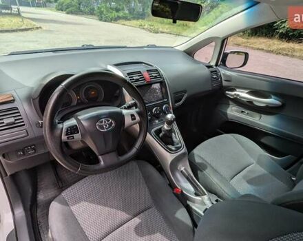 Белый Тойота Аурис, объемом двигателя 1.36 л и пробегом 277 тыс. км за 7500 $, фото 25 на Automoto.ua