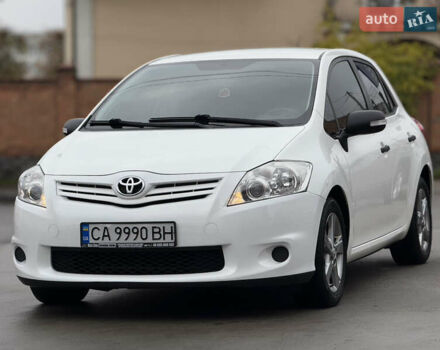 Белый Тойота Аурис, объемом двигателя 1.33 л и пробегом 230 тыс. км за 6500 $, фото 2 на Automoto.ua