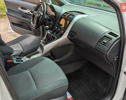 Белый Тойота Аурис, объемом двигателя 1.36 л и пробегом 277 тыс. км за 7500 $, фото 12 на Automoto.ua