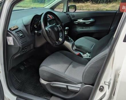 Белый Тойота Аурис, объемом двигателя 1.36 л и пробегом 277 тыс. км за 7500 $, фото 27 на Automoto.ua