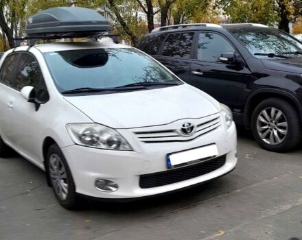 Белый Тойота Аурис, объемом двигателя 1.6 л и пробегом 135 тыс. км за 10000 $, фото 3 на Automoto.ua