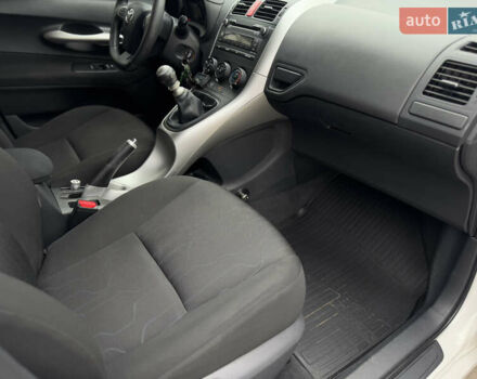 Белый Тойота Аурис, объемом двигателя 1.33 л и пробегом 230 тыс. км за 6500 $, фото 31 на Automoto.ua