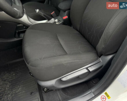 Белый Тойота Аурис, объемом двигателя 1.33 л и пробегом 230 тыс. км за 6500 $, фото 24 на Automoto.ua