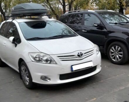 Белый Тойота Аурис, объемом двигателя 0 л и пробегом 135 тыс. км за 10000 $, фото 3 на Automoto.ua