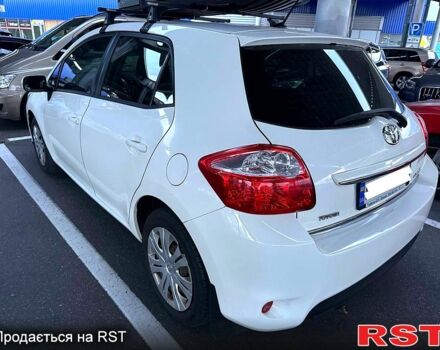 Белый Тойота Аурис, объемом двигателя 1.6 л и пробегом 135 тыс. км за 10000 $, фото 1 на Automoto.ua