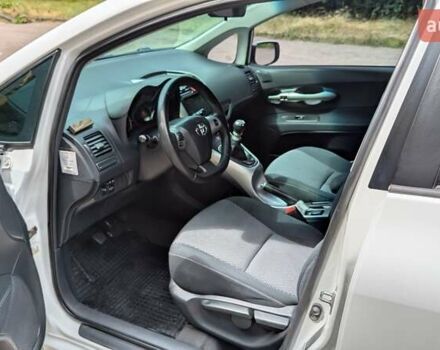 Белый Тойота Аурис, объемом двигателя 1.36 л и пробегом 277 тыс. км за 7500 $, фото 16 на Automoto.ua