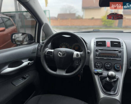 Белый Тойота Аурис, объемом двигателя 1.33 л и пробегом 230 тыс. км за 6500 $, фото 16 на Automoto.ua